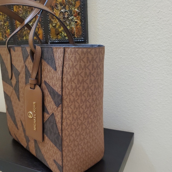 Michael kors Signature Sinclair East West Tote  and Medium Double Zip Wr… - Picture 5 of 8